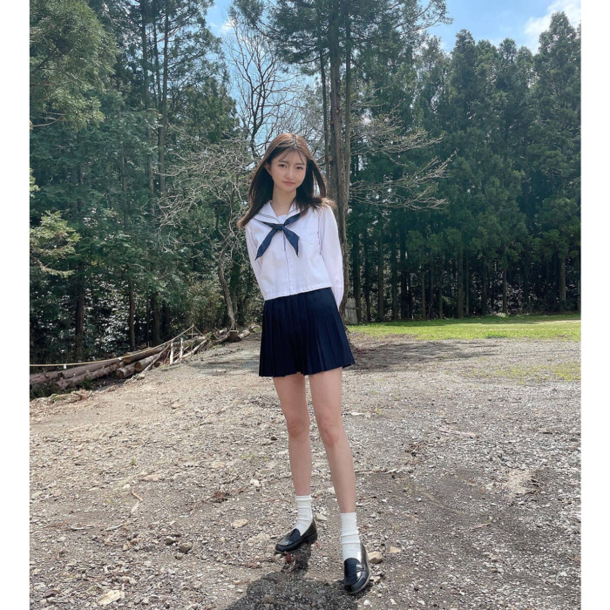 橋本萌花、セーラー服姿でスレンダーな美脚を披露！「可愛いすぎです」 (2021年5月23日) - エキサイトニュース