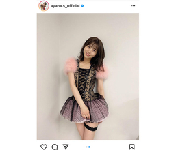 AKB48 篠崎彩奈、『誘惑のガーター』衣装で美脚披露！