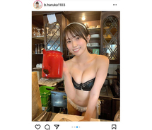 坂東遥、純喫茶でメイド風ビキニ姿を披露！