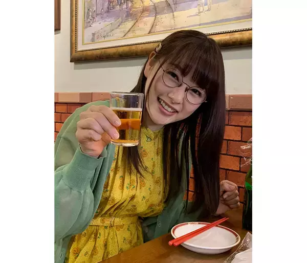 ドラマ『ごほうびごはん』桜井日奈子、ビールを片手に笑顔の乾杯ショット公開