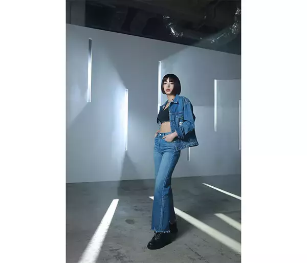 「池田エライザ、美しいボディラインにそったデニム姿で登場！〈Calvin Klein グローバルイベント in TOKYO〉」の画像