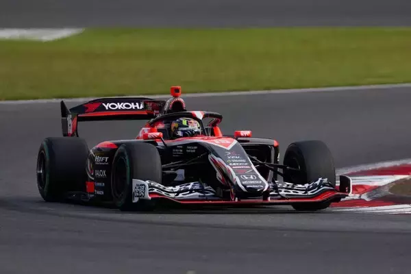 「F1レーシングブルズのリザーブドライバー・岩佐歩夢インタビュー　スーパーフォーミュラと２刀流で「丸１日のオフはない」」の画像