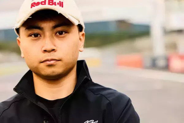 「F1レーシングブルズのリザーブドライバー・岩佐歩夢インタビュー　スーパーフォーミュラと２刀流で「丸１日のオフはない」」の画像