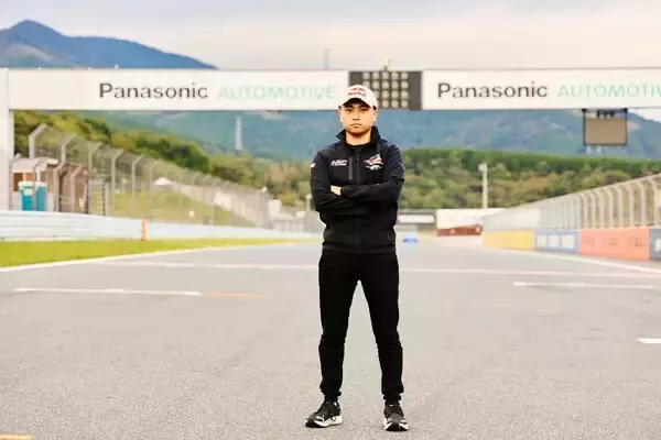 「F1レーシングブルズのリザーブドライバー・岩佐歩夢インタビュー　スーパーフォーミュラと２刀流で「丸１日のオフはない」」の画像