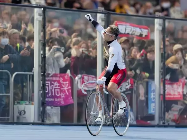 「「やっぱり自分はひとりじゃなかった」と涙　KEIRINグランプリ覇者・郡司浩平が切望した優勝の景色とは」の画像