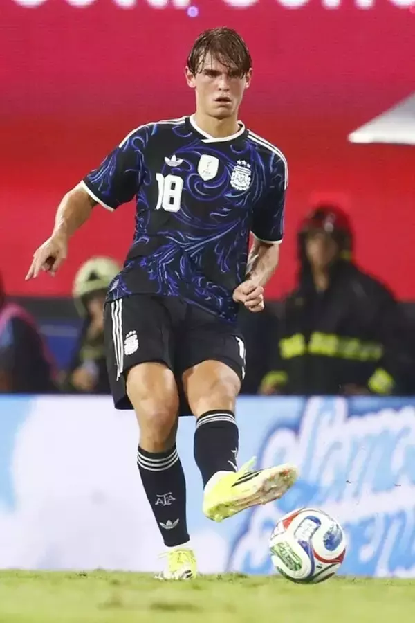 「【FIFAワールドカップ】ポスト・メッシ有力候補の21歳 アルゼンチン伝統の10番とは違うスタイル」の画像