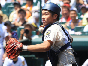 「投手のよさを引き出す捕手」はいかにして生まれたか　履正社の坂本誠志郎が侍ジャパンの守りの要になるまで