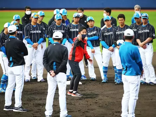 「臨時コーチ・赤星憲広が日本ハムナインに伝えた「走塁技術以外」の極意。新庄野球の全貌が見えてきた」の画像