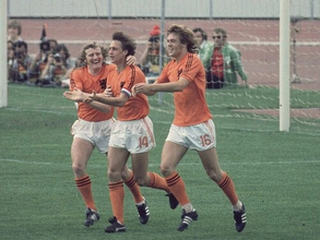 【FIFAワールドカップ】各国ユニフォームの昔話 デザインも装飾もないウェアにある時「３本線」が入った