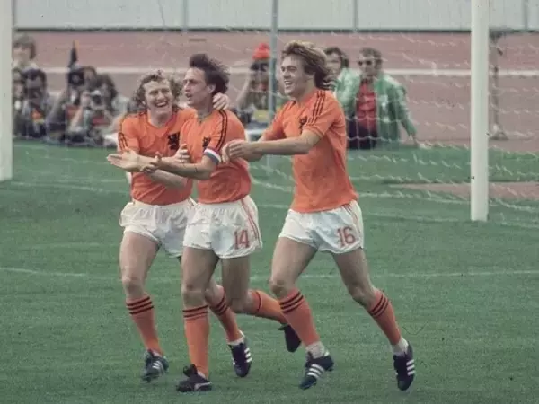 【FIFAワールドカップ】各国ユニフォームの昔話 デザインも装飾もないウェアにある時「３本線」が入った