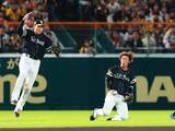 「【日本シリーズ】完全アウェーの甲子園で見せた執念 まさに11年前の再現、ソフトバンクを救った今宮健太の「神業キャッチ」」の画像1