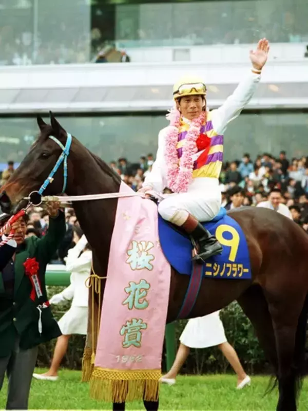 『ウマ娘』では純真無垢な少女として描かれるニシノフラワー　牝馬クラシックや古馬一線級相手に見せた力強い走り