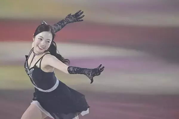 「本田真凜はセクシーな黒ドレスで、妹の望結は制服姿で登場。プリンスアイスワールドで観客を魅了した」の画像