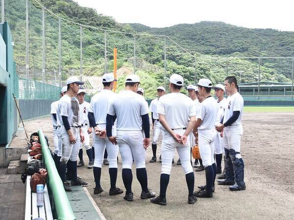 大島高校野球部に欠かせない３人の島外出身選手。なぜ彼らは奄美大島へとやって来たのか？