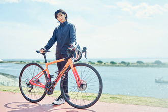 傳谷英里香さん、「意外と難しい」ロードバイクで真っ直ぐ走るコツをつかむ
