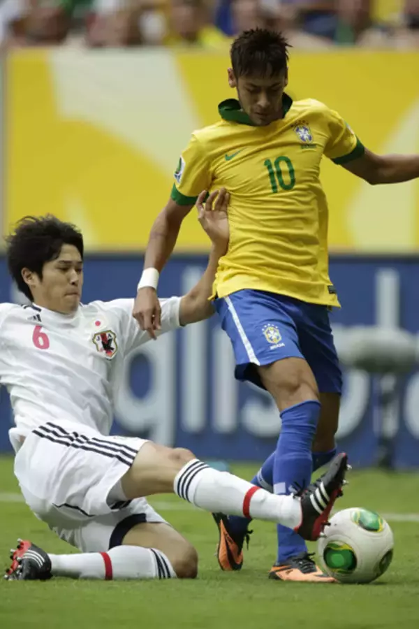 「内田篤人がネイマール相手に奮闘。日本代表はブラジルに真っ向勝負を挑んで散った」の画像