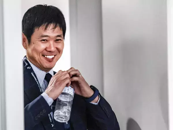 「サッカー日本代表・森保監督の素顔　ベテランカメラマンが知る「ハートマーク」を見せる人懐こい姿」の画像