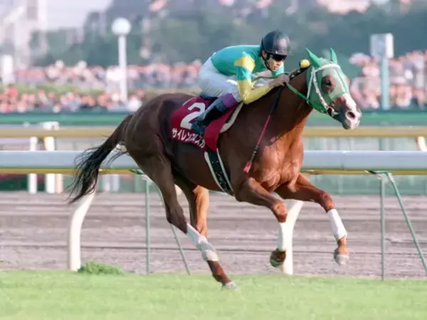 『ウマ娘』でも"大逃げ"を得意とするサイレンススズカが魅せた、大観衆が息をのんだ異次元の快速劇