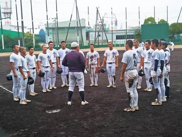 【高校野球】涙を流したエース、勝てなかった名門、監督の後悔......創部100年・関大北陽が復活への扉を開くまで