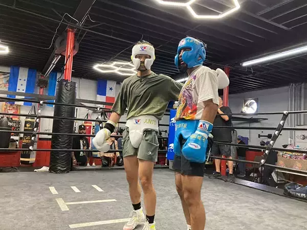 「【密着取材】中谷潤人がLAキャンプを終了　井上尚弥が待つスーパーバンタム級での初戦に向け、カルデナスと99ラウンドのスパー」の画像