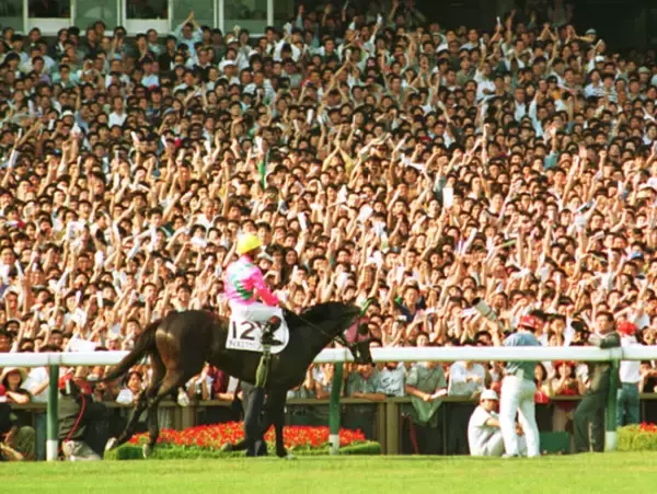 『ウマ娘』でも持ち味として描かれる「逃げ」のスタイルで、記録と記憶に残るダービー制覇を遂げたアイネスフウジン