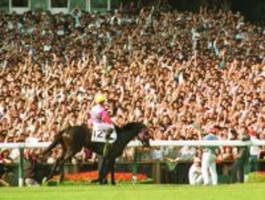 『ウマ娘』でも持ち味として描かれる「逃げ」のスタイルで、記録と記憶に残るダービー制覇を遂げたアイネスフウジン