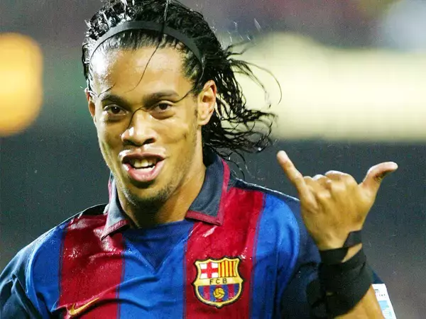 【欧州サッカー】ロナウジーニョの超絶技巧に脱帽　レアル・マドリードのサポーターでさえ拍手で称えた