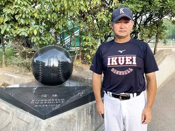 「【高校野球】「甲子園は行きたいから行ける場所ではない」 全国制覇から33年、母校・育英を率いる安田聖寛が待つ"聖地からの迎え"」の画像
