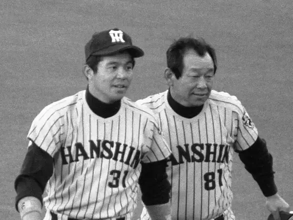 甲子園阪神3連発バス掛布岡田ジャイアンツ 櫛で梳く