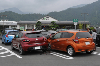 道路じゃなくてSA・PAで事故ったらどうするのが正解？　逆走や一時停止無視は過失割合が大きくなる点にも注意!!