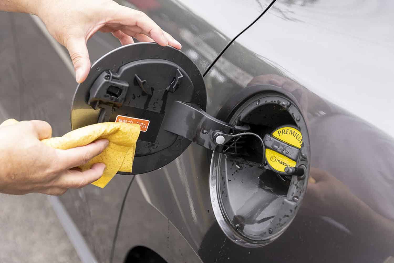 大雨でもクルマは走れるんだからドコに水をかけてもOK……じゃない！　洗車で水をかけてはいけない場所とは