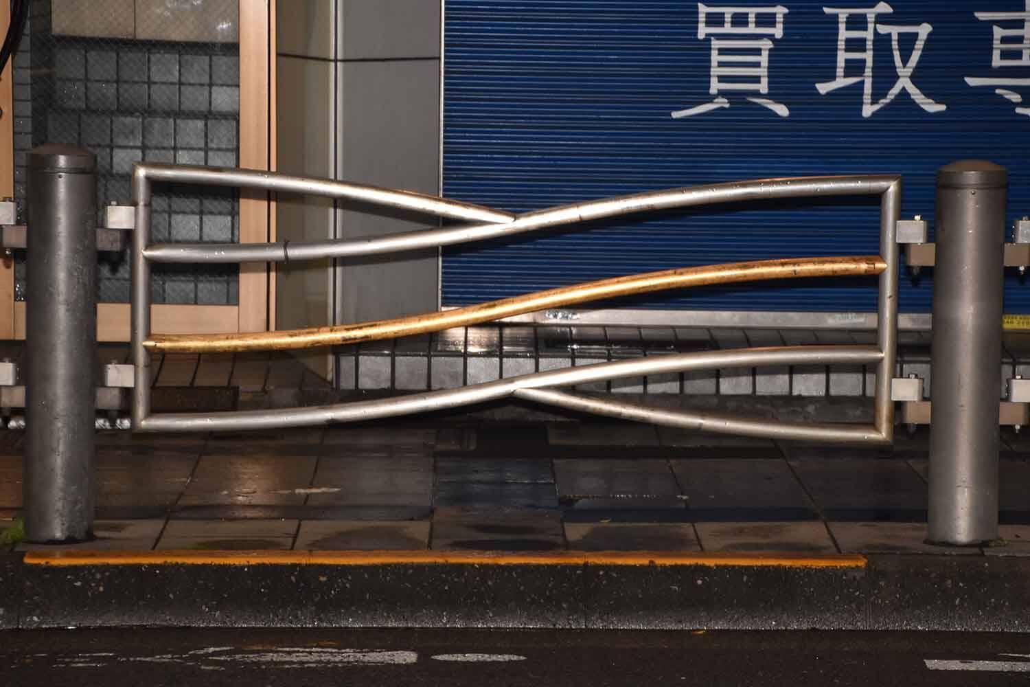 一度気になるとムダに東京を徘徊したくなる！　東京23区の車道と歩道をわける「ガードパイプ」のデザインの多彩っぷりがスゴイ