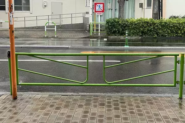 「一度気になるとムダに東京を徘徊したくなる！　東京23区の車道と歩道をわける「ガードパイプ」のデザインの多彩っぷりがスゴイ」の画像
