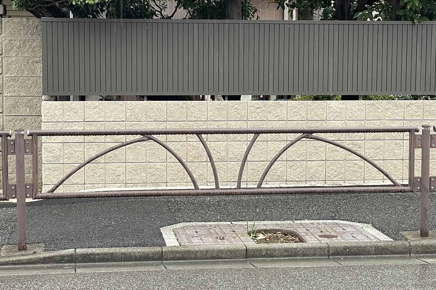 一度気になるとムダに東京を徘徊したくなる！　東京23区の車道と歩道をわける「ガードパイプ」のデザインの多彩っぷりがスゴイ