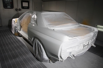 クルマの「オールペン」は新車時の塗装には敵わないってホント？　メーカーが塗る塗装との違いとは