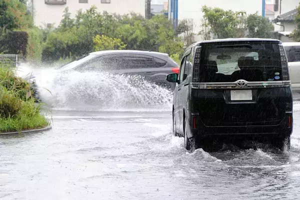 命の危険あり！　夏に多い異常気象に「クルマの運転中」に遭遇したときにやってはいけないこと４つ