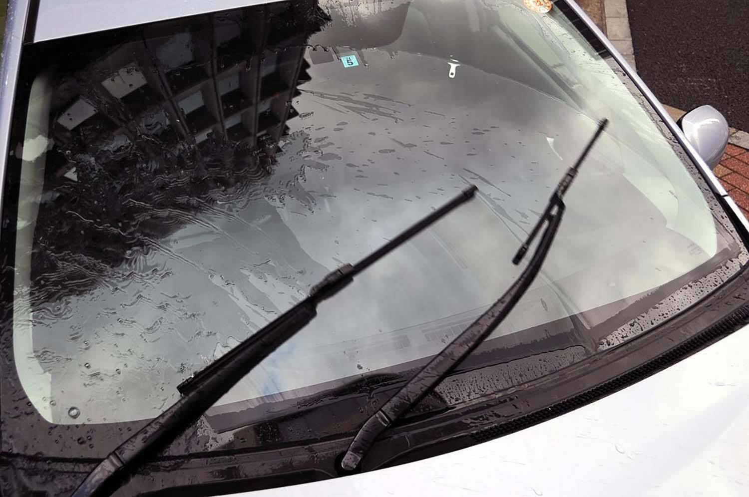 命の危険あり！　夏に多い異常気象に「クルマの運転中」に遭遇したときにやってはいけないこと４つ