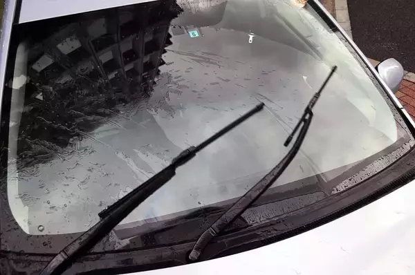 「命の危険あり！　夏に多い異常気象に「クルマの運転中」に遭遇したときにやってはいけないこと４つ」の画像