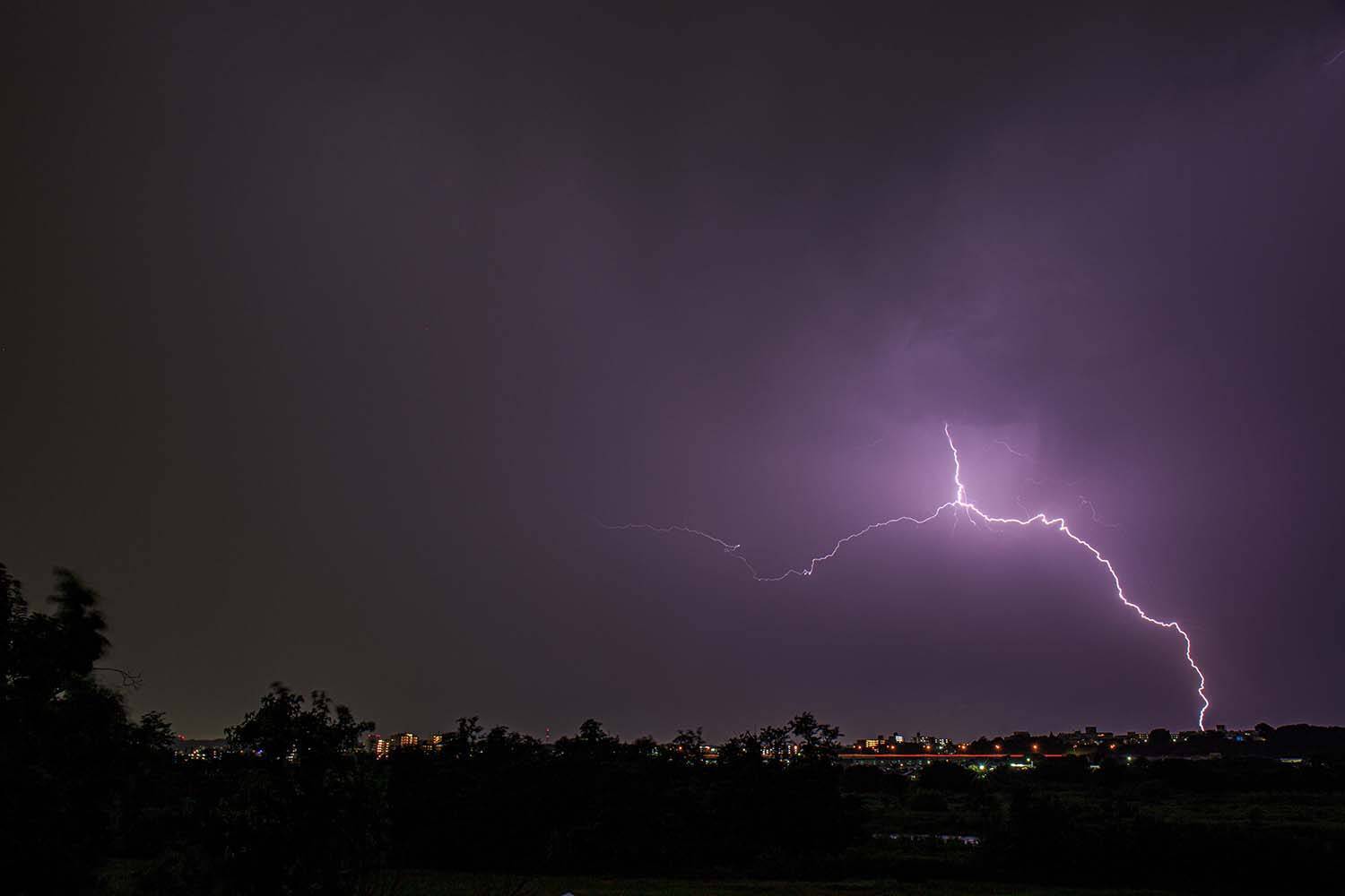 命の危険あり！　夏に多い異常気象に「クルマの運転中」に遭遇したときにやってはいけないこと４つ