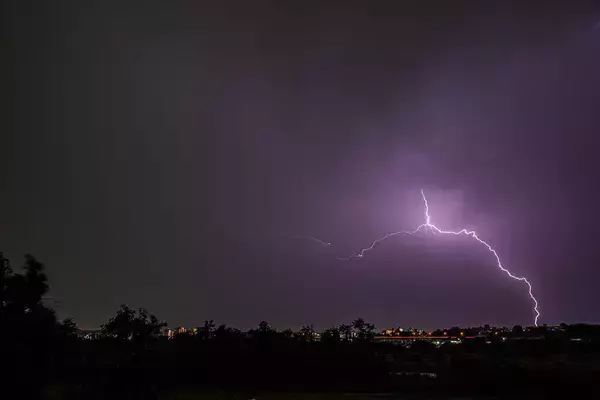 「命の危険あり！　夏に多い異常気象に「クルマの運転中」に遭遇したときにやってはいけないこと４つ」の画像