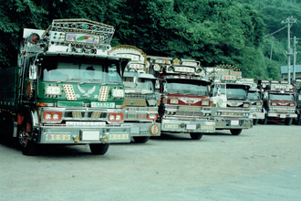 昭和はよかった？　令和のほうがまとも!?　昭和から令和まで駆け続けるトラックドライバー３人の生の声