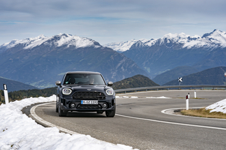 やっと「MINIに乗っていい」と自分に許可！　モータージャーナリストの愛車インプレ【まるも亜希子編】