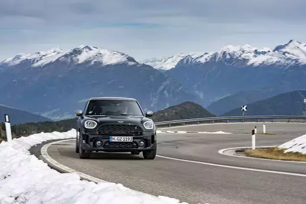 やっと「MINIに乗っていい」と自分に許可！　モータージャーナリストの愛車インプレ【まるも亜希子編】