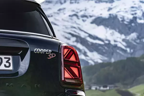 「やっと「MINIに乗っていい」と自分に許可！　モータージャーナリストの愛車インプレ【まるも亜希子編】」の画像