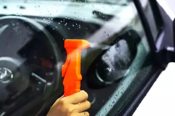 「けっこう簡単にヒビは入るのに砕けない！　でもヒビが入ったら車検は通らず！　クルマのフロントガラスの仕組みとは？」の画像