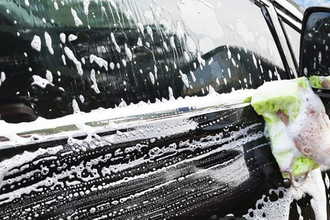 走れば走るほどクルマのボディに鉄が刺さるってどういうこと？　除去しないとどんどんクルマが傷んでいく「鉄粉」対策とは