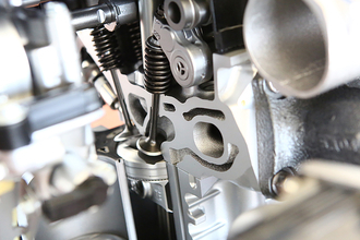 かつて誇らしげにスポーツカーに掲げられた「ツインターボ」！　なぜシングルよりツインだったのか本当の理由とは？