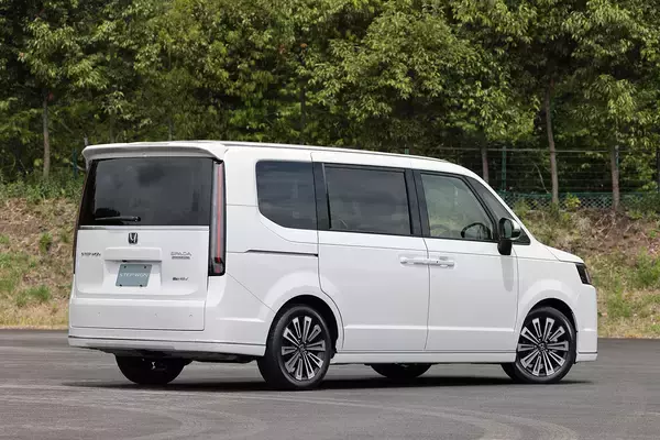 「先代ユーザーは「便利で手放せない」の声！　それでも新型ステップワゴンから「わくわくゲート」が消えたワケを開発者に直撃」の画像