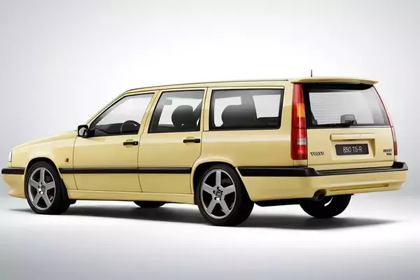 「この四角感がたまらん！　いまクラシックボルボが若者の間で流行しているワケ」の画像