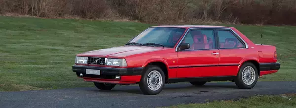 「この四角感がたまらん！　いまクラシックボルボが若者の間で流行しているワケ」の画像